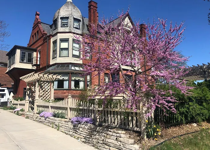 Schuster Mansion Bed & Breakfast